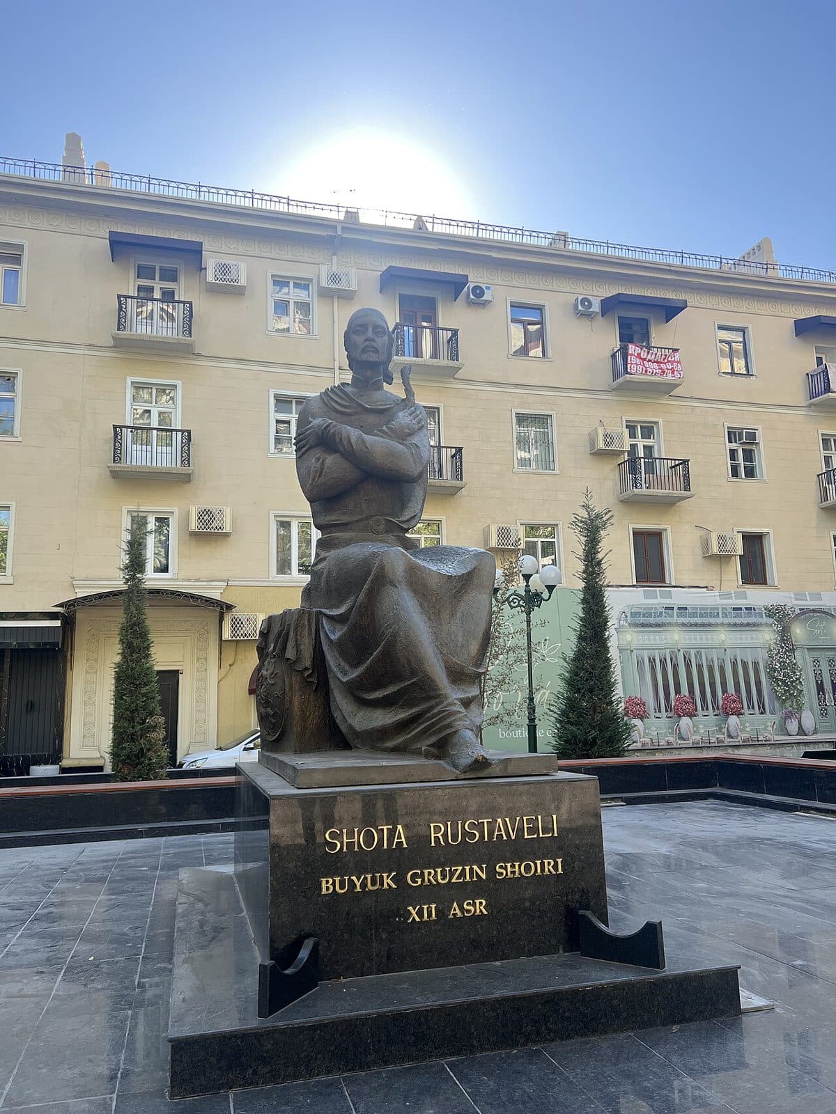 Памятник Шота Руставели
