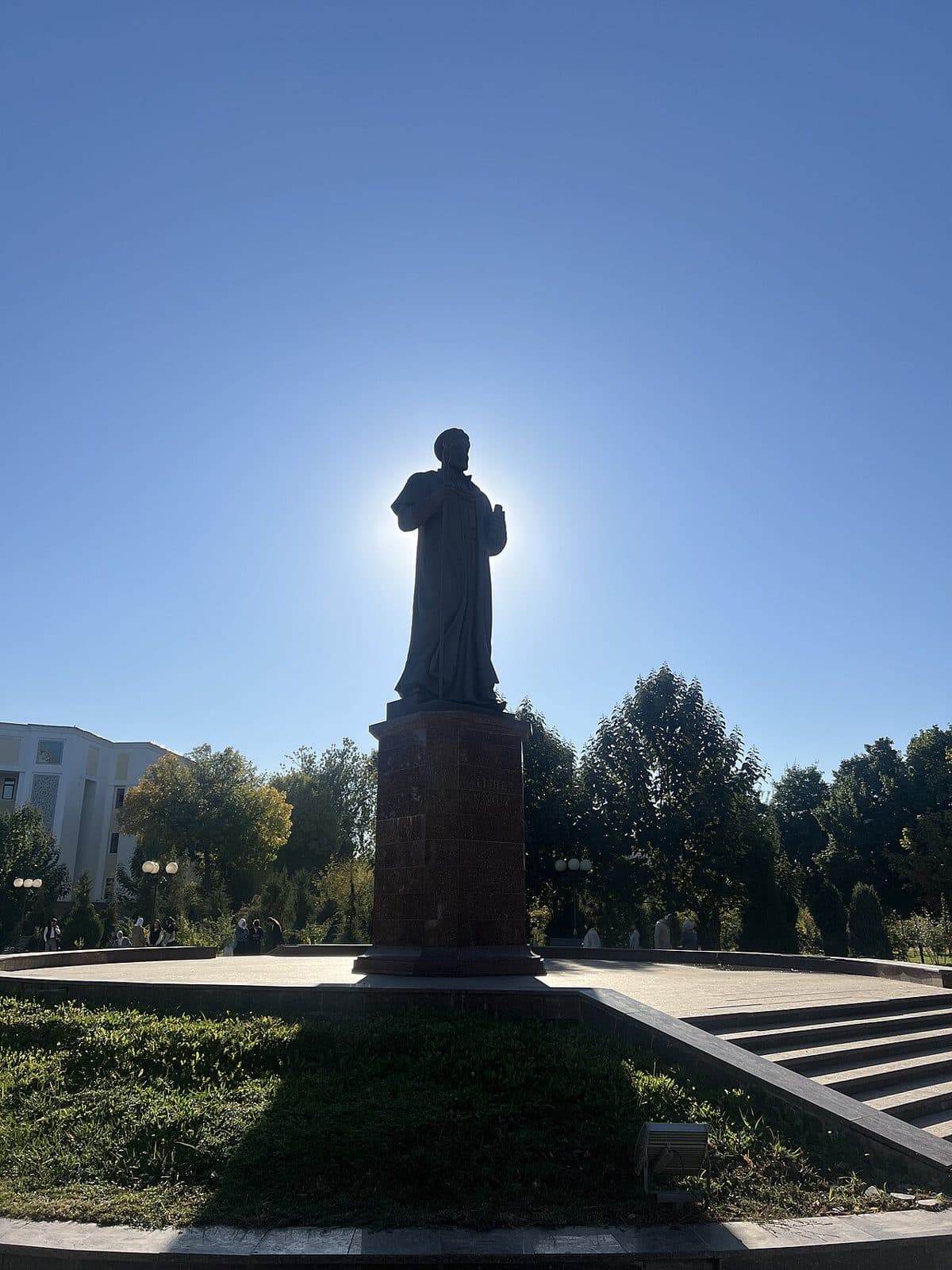 Памятник Алишеру Навои
