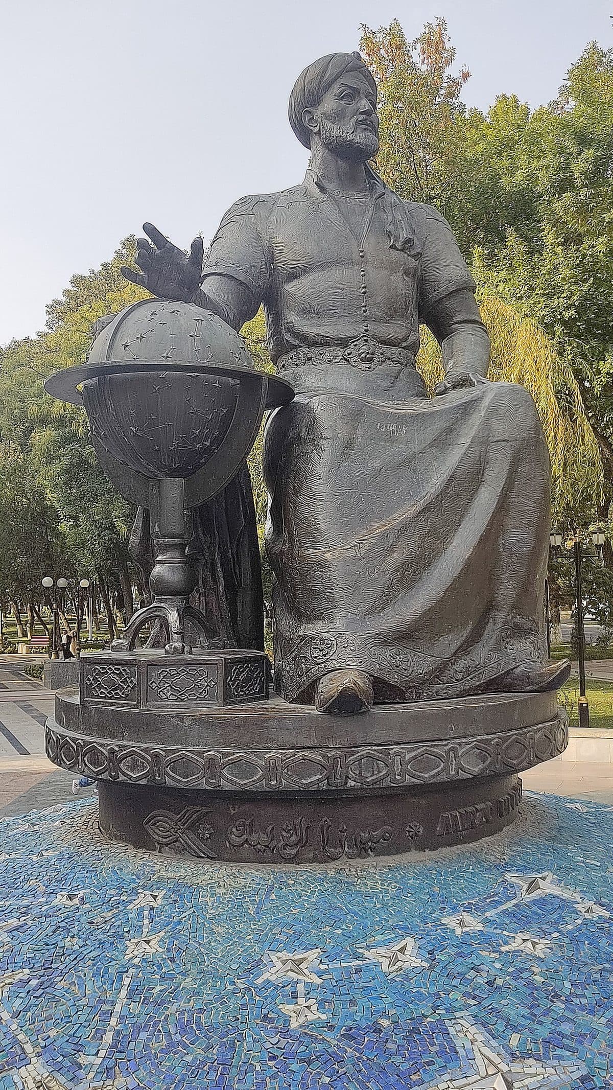Памятник Мирзо Улугбеку